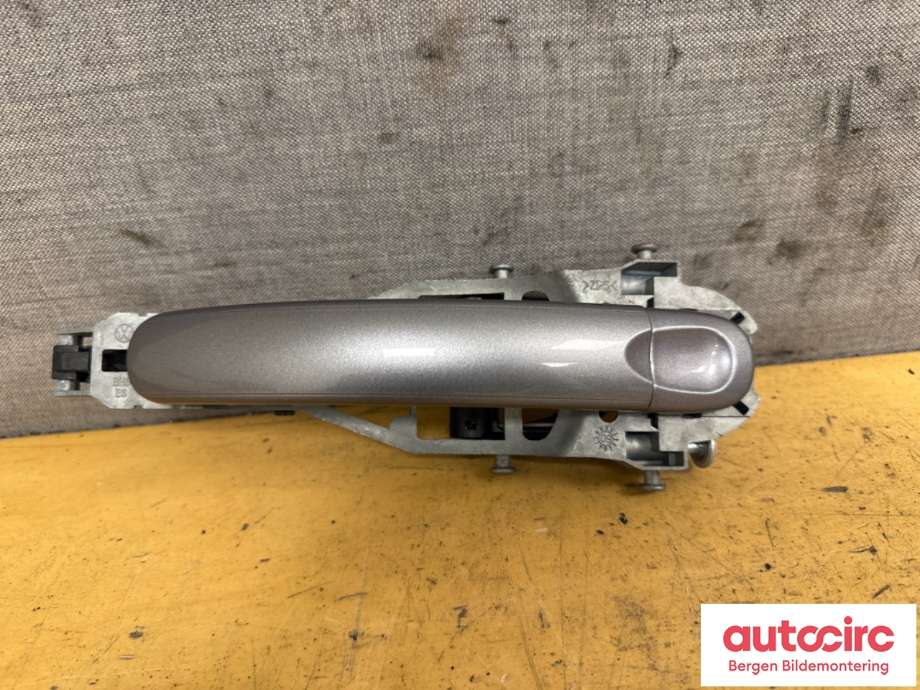 Dørhåndtak utv høyre bak til VW Golf, Plus/Cross 2009-2013 (Fase 2) (VOLKSWAGEN|1K5 837 205|)