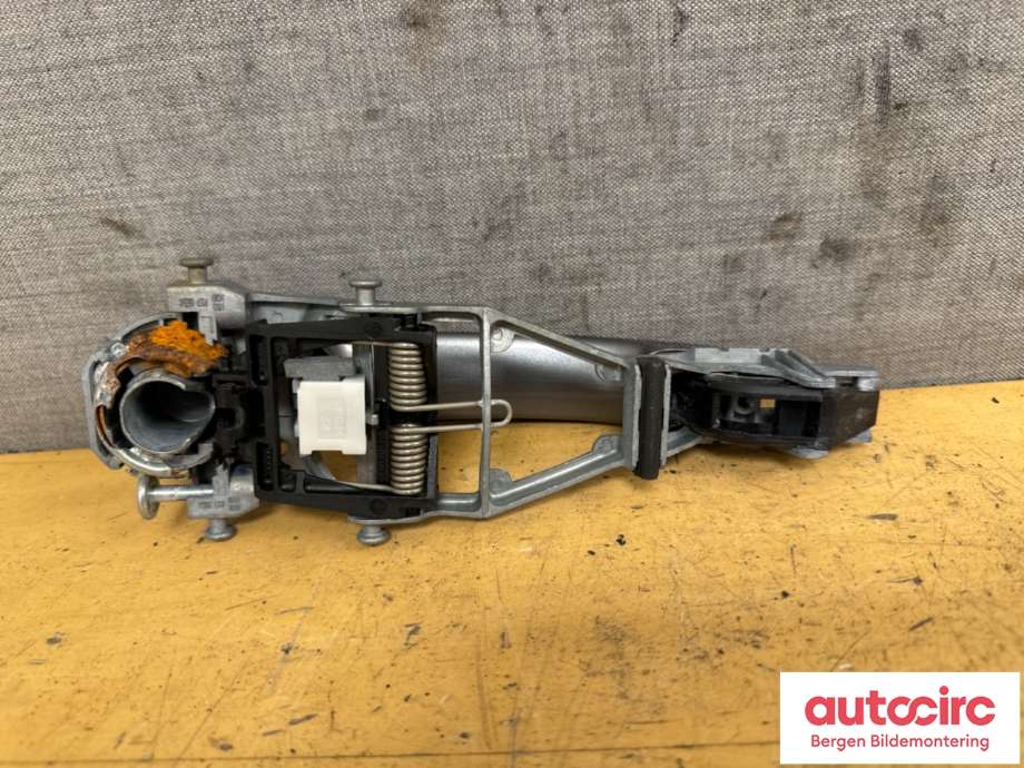 Dørhåndtak utv høyre bak til VW Golf, Plus/Cross 2009-2013 (Fase 2) (VOLKSWAGEN|1K5 837 205|)