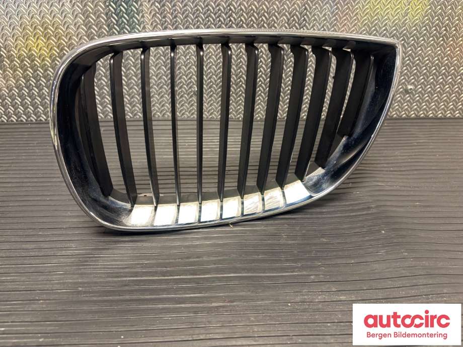 Grill venstre til BMW 1-Serie 2004-2011 (E81/E82/E87/E88) (E81/E82/E87/E88) (BMW|51137077129|)