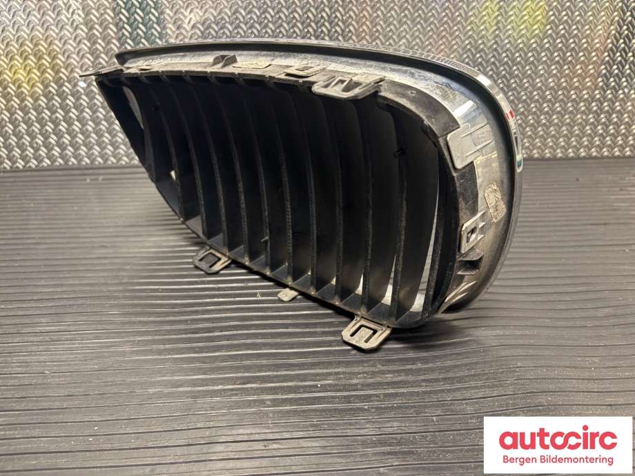 Grill venstre til BMW 1-Serie 2004-2011 (E81/E82/E87/E88) (E81/E82/E87/E88) (BMW|51137077129|)