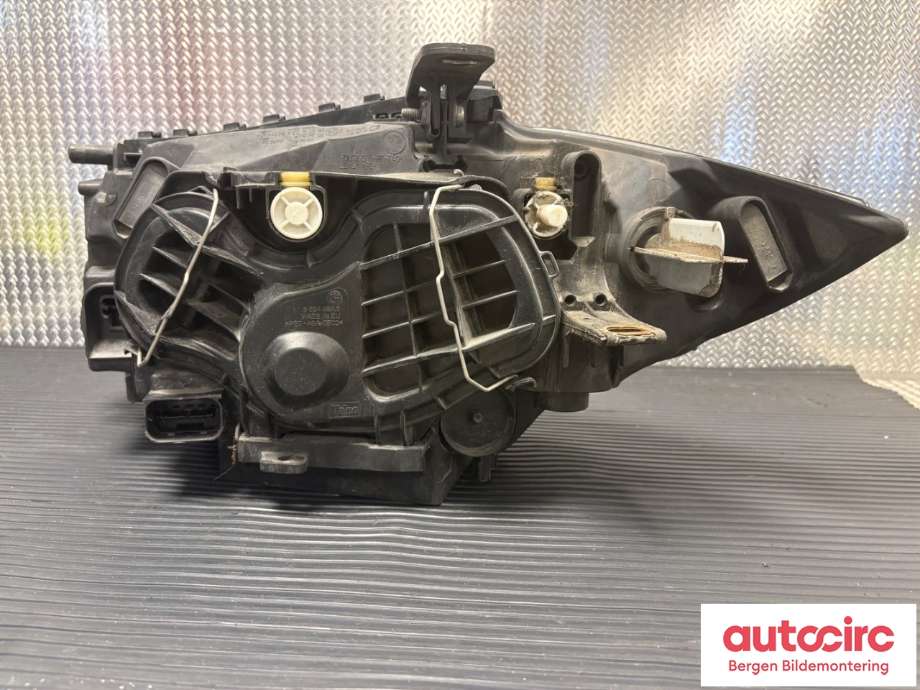 Frontlykt høyre halogen til BMW 1-Serie 2004-2011 (E81/E82/E87/E88) (E81/E82/E87/E88) (BMW|63126924486|)