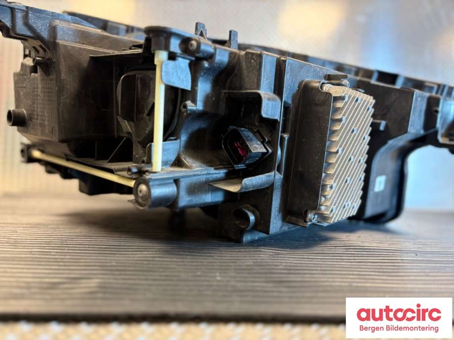 Frontlykt venstre halogen til Audi Q4 e-tron 2021-->>  (AUDI|89A 941 035 M|89A 941 035 F|)