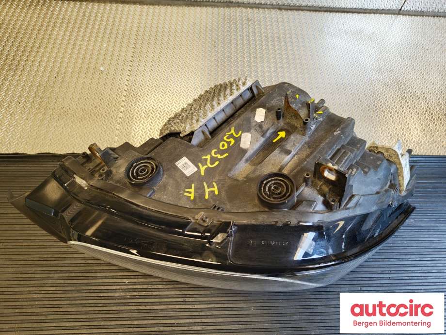 Frontlykt høyre halogen til BMW i3 2013-2022 (BMW|63 11 7 381 900|)
