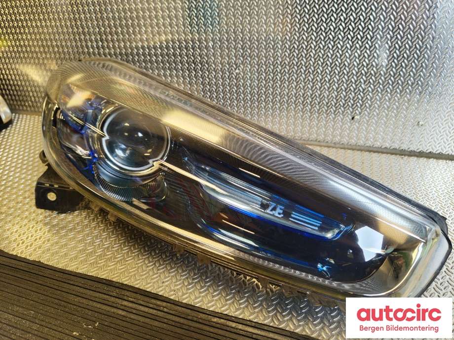 Frontlykt høyre halogen til Renault Zoe 2013-2019 (Fase 1)  (RENAULT|260108268R|)