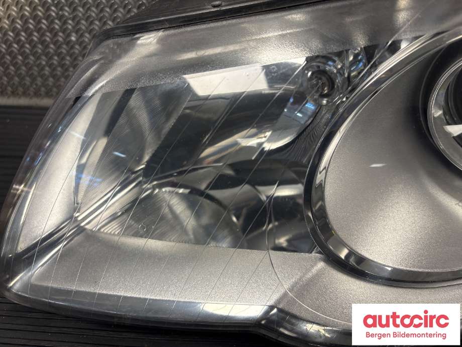 Frontlykt venstre halogen til VW Passat 2005-2010 (B6) (B6) (Volkswagen|3C0 941 005 AA|)