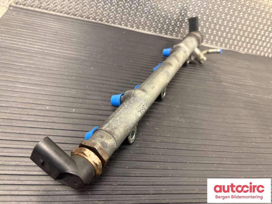 Dyseskinne (fuelrail) til BMW 5-Serie 2003-2010 (E60/E61) (E60/E61) (BMW|13 53 7 805 725|)
