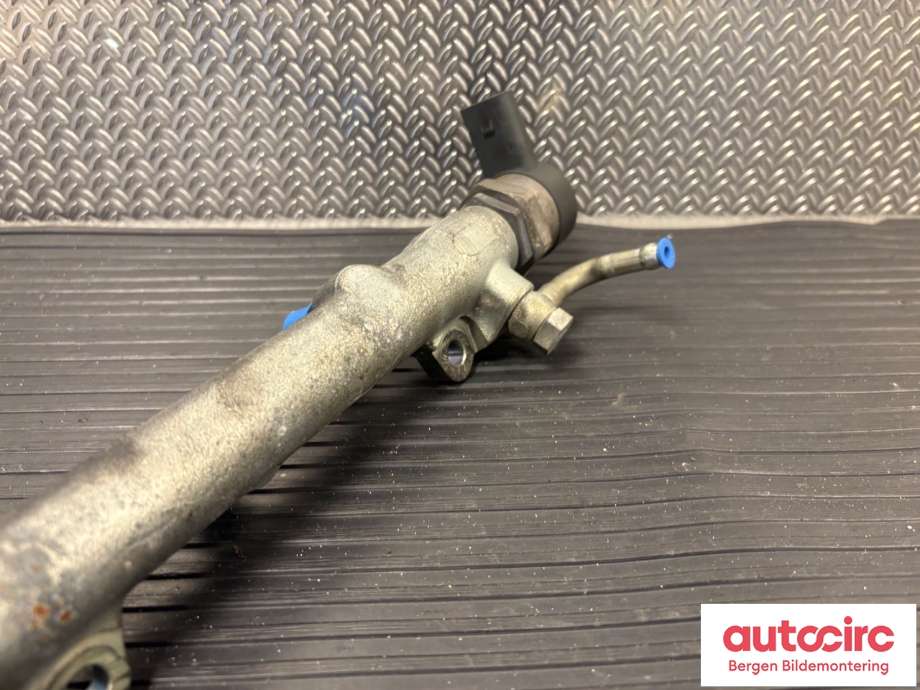 Dyseskinne (fuelrail) til BMW 5-Serie 2003-2010 (E60/E61) (E60/E61) (BMW|13 53 7 805 725|)
