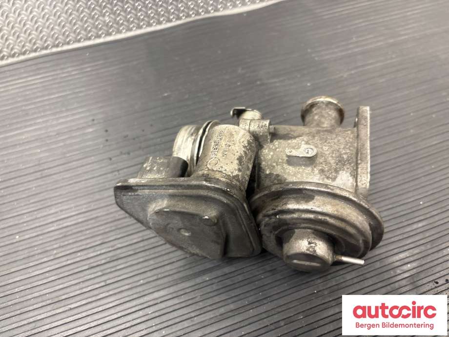 Spjeldhus til BMW 5-Serie 2003-2010 (E60/E61) (E60/E61) (BMW|11 71 7 804 384|)