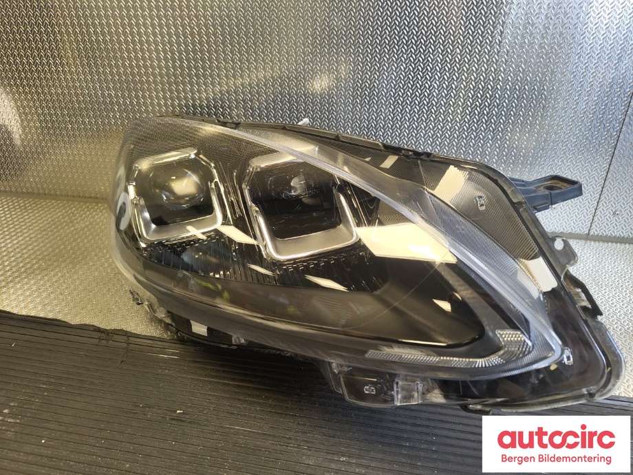 Frontlykt høyre halogen til Ford Kuga 2019-->> (Type III)  (2593754|LV4B-13E016-AN|)