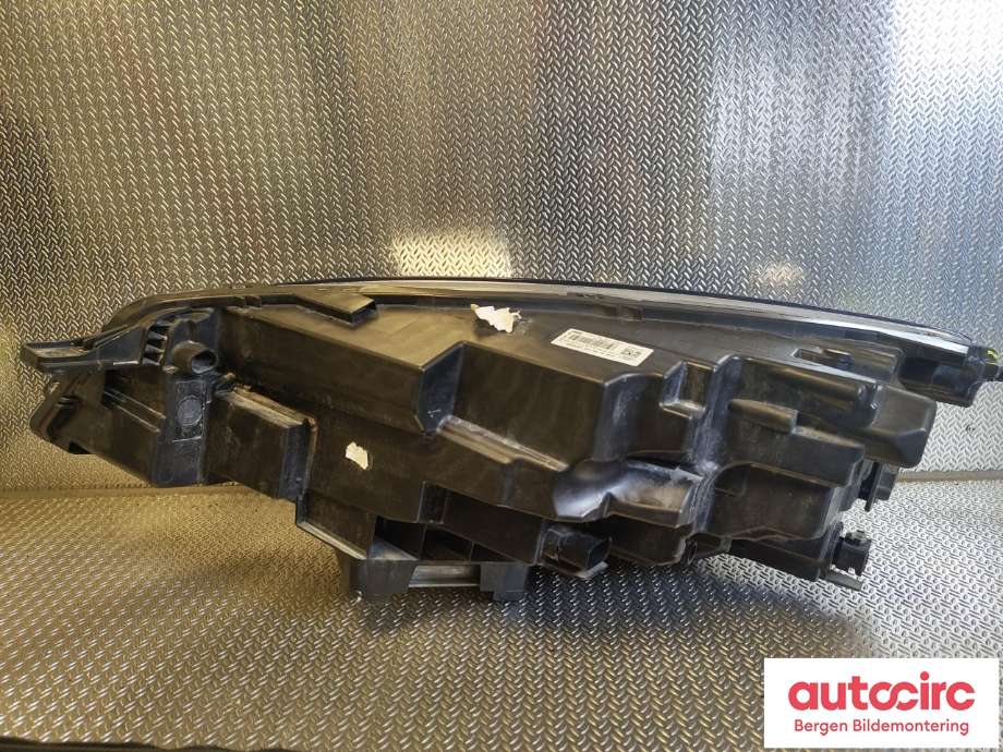 Frontlykt høyre halogen til Ford Kuga 2019-->> (Type III)  (2593754|LV4B-13E016-AN|)