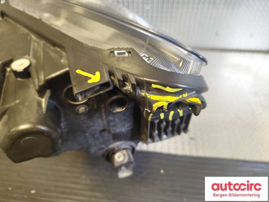 Frontlykt høyre halogen til Ford Kuga 2019-->> (Type III)  (2593754|LV4B-13E016-AN|)
