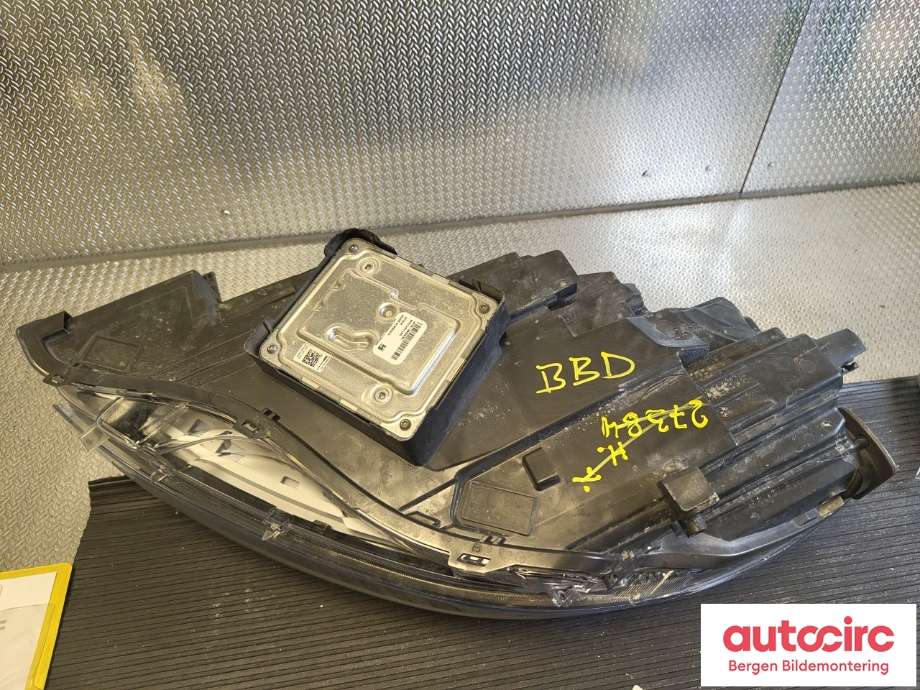 Frontlykt høyre halogen til Ford Kuga 2019-->> (Type III)  (2593754|LV4B-13E016-AN|)