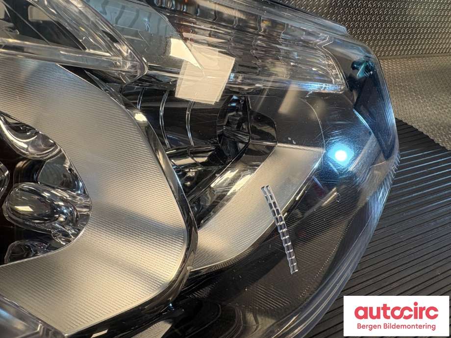 Frontlykt høyre halogen til Mitsubishi Outlander 2012-2015 (Type III, Fase 1)  (MITSUBISHI|8301C204|)