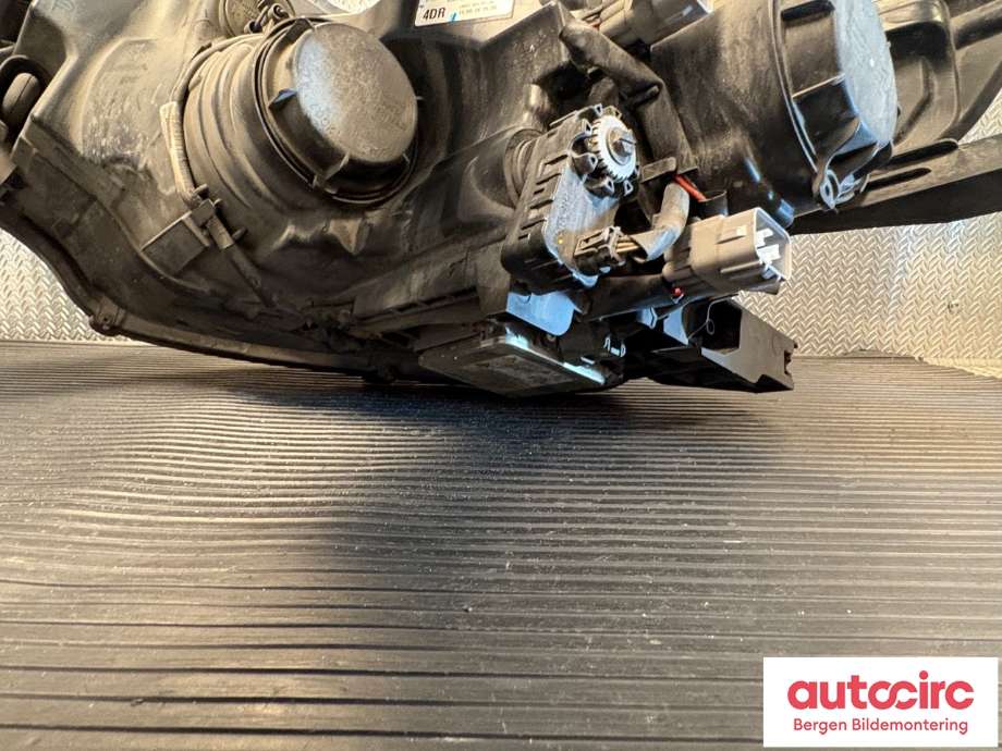 Frontlykt høyre halogen til Mitsubishi Outlander 2012-2015 (Type III, Fase 1)  (MITSUBISHI|8301C204|)