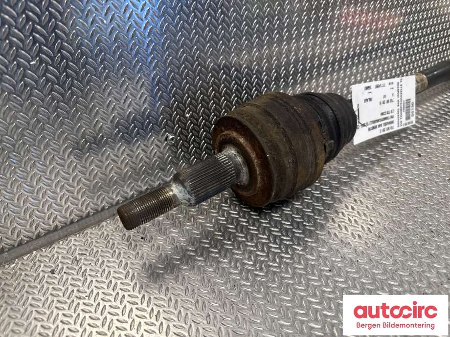 Drivaksel venstre bak til VW Transporter / Caravelle 2015-2019 (T6) (T6) (VOLKSWAGEN|7E0 501 201 C|7E0 501 201 B|)
