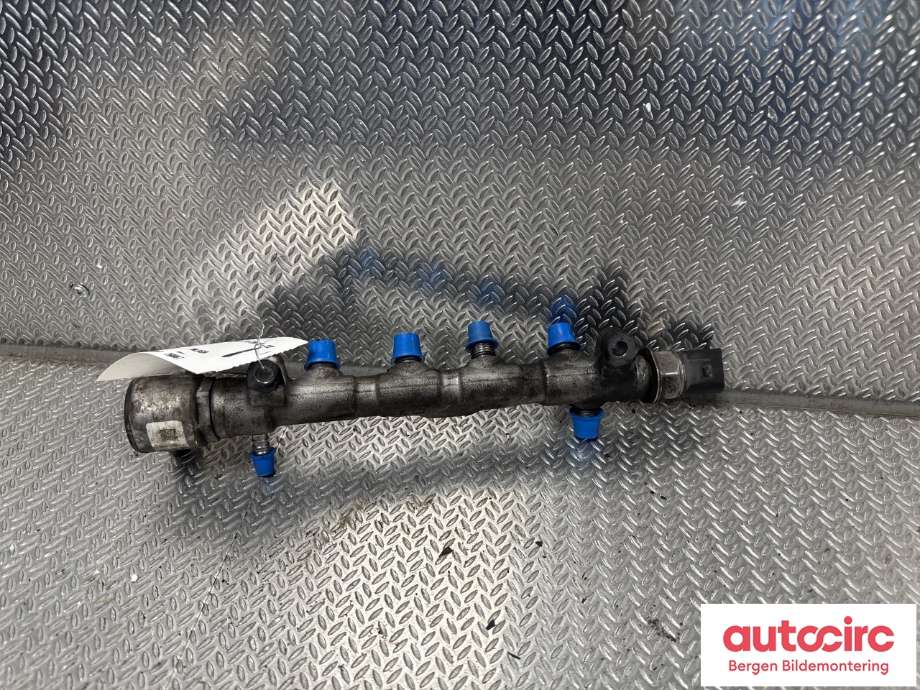 Dyseskinne (fuelrail) til VW Transporter / Caravelle 2015-2019 (T6) (T6) (VOLKSWAGEN|04L 130 093|)