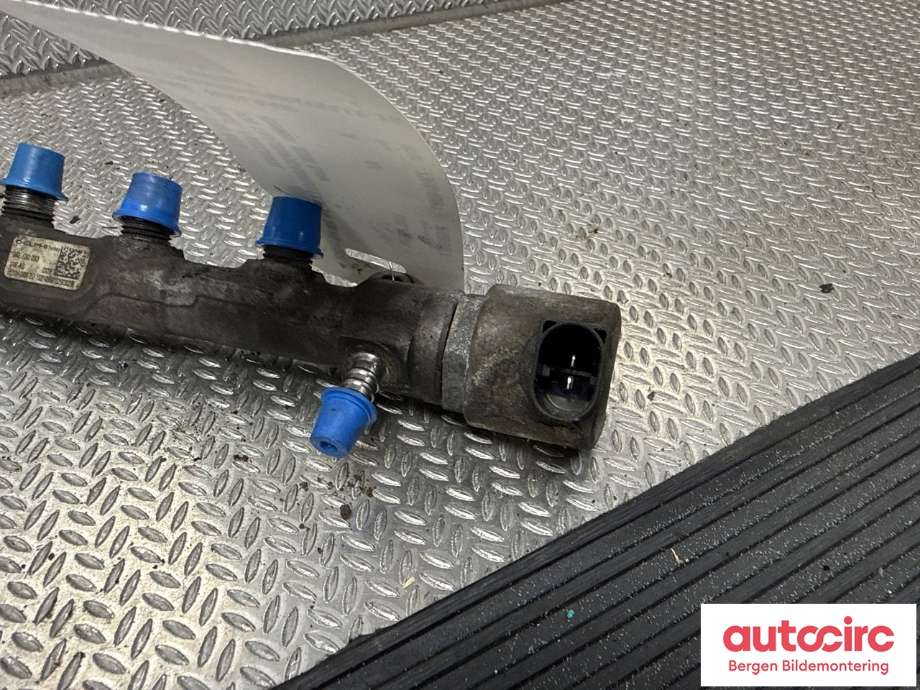 Dyseskinne (fuelrail) til VW Transporter / Caravelle 2015-2019 (T6) (T6) (VOLKSWAGEN|04L 130 093|)