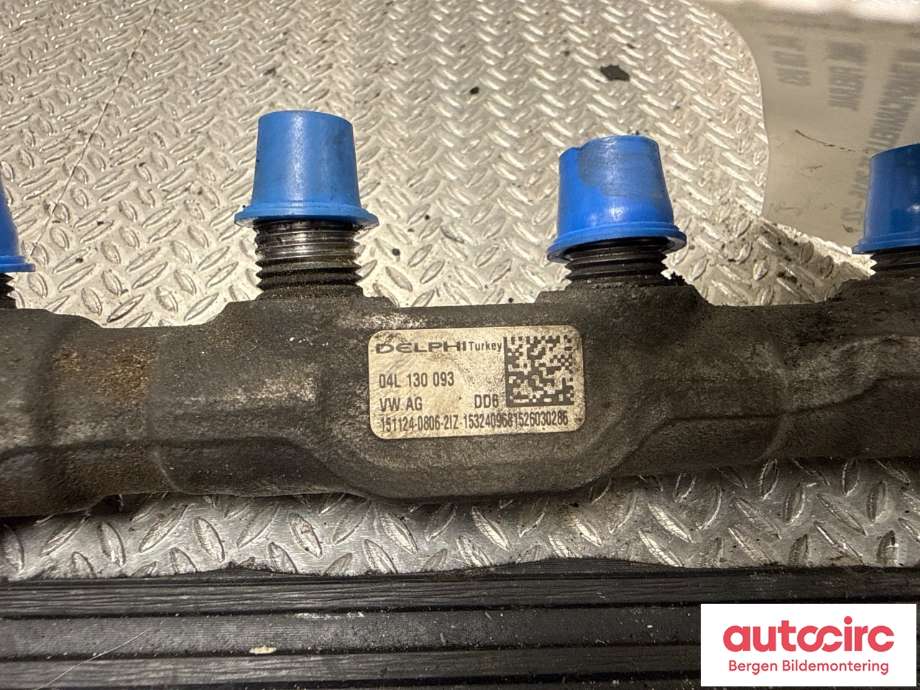 Dyseskinne (fuelrail) til VW Transporter / Caravelle 2015-2019 (T6) (T6) (VOLKSWAGEN|04L 130 093|)