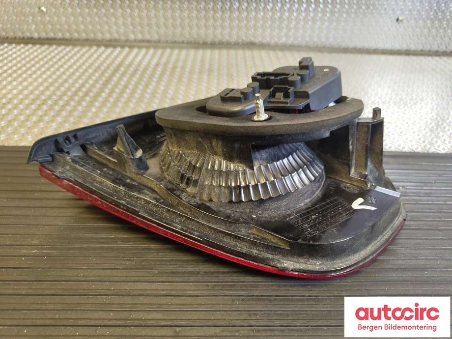 Baklykt venstre indre til VW Golf VI 2008-2012 (VOLKSWAGEN|5K0 945 093 AA|)