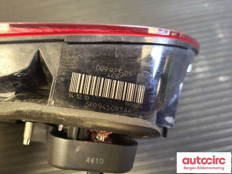 Baklykt venstre indre til VW Golf VI 2008-2012 (VOLKSWAGEN|5K0 945 093 AA|)