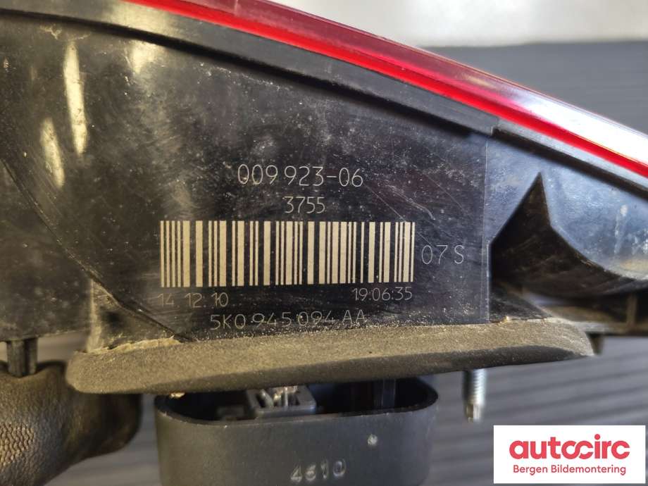 Baklykt høyre indre til VW Golf VI 2008-2012 (VOLKSWAGEN|5K0 945 094 AA|)