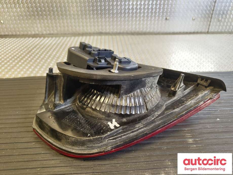 Baklykt høyre indre til VW Golf VI 2008-2012 (VOLKSWAGEN|5K0 945 094 AA|)