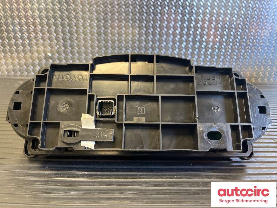 Varmeapparat betjening til Toyota Yaris 2014-2020 (Type III, Fase 2)  (TOYOTA|559000D800C3|)