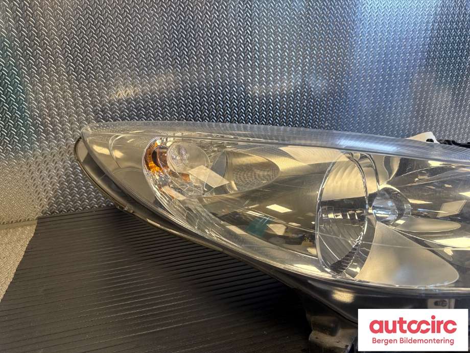 Frontlykt høyre halogen til Peugeot 207 2006-2012  (PEUGEOT|6206 95|)