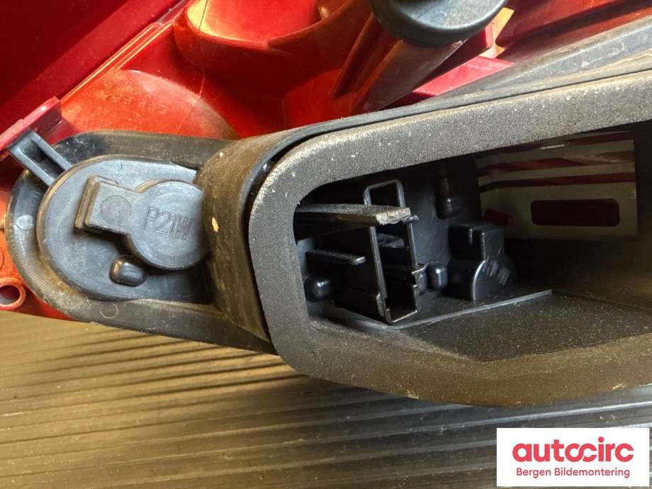 Baklykt venstre til Peugeot 207 2006-2012  (PEUGEOT|6350 HQ|)