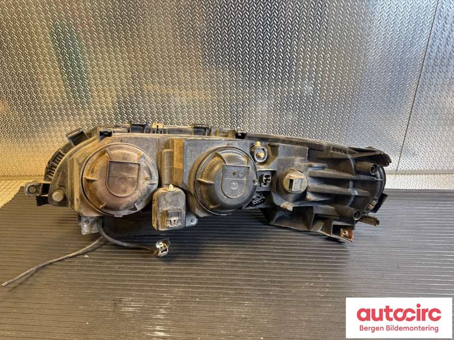 Frontlykt høyre halogen til Volvo V70 2000-2004 (Type II, Fase 1) (VOLVO|8693568|)