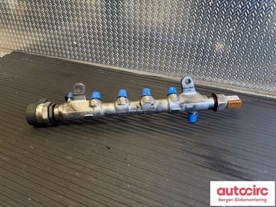 Dyseskinne (fuelrail) til Škoda Superb 2008-2015 (Type II)  (SKODA|03L 130 089 P|)