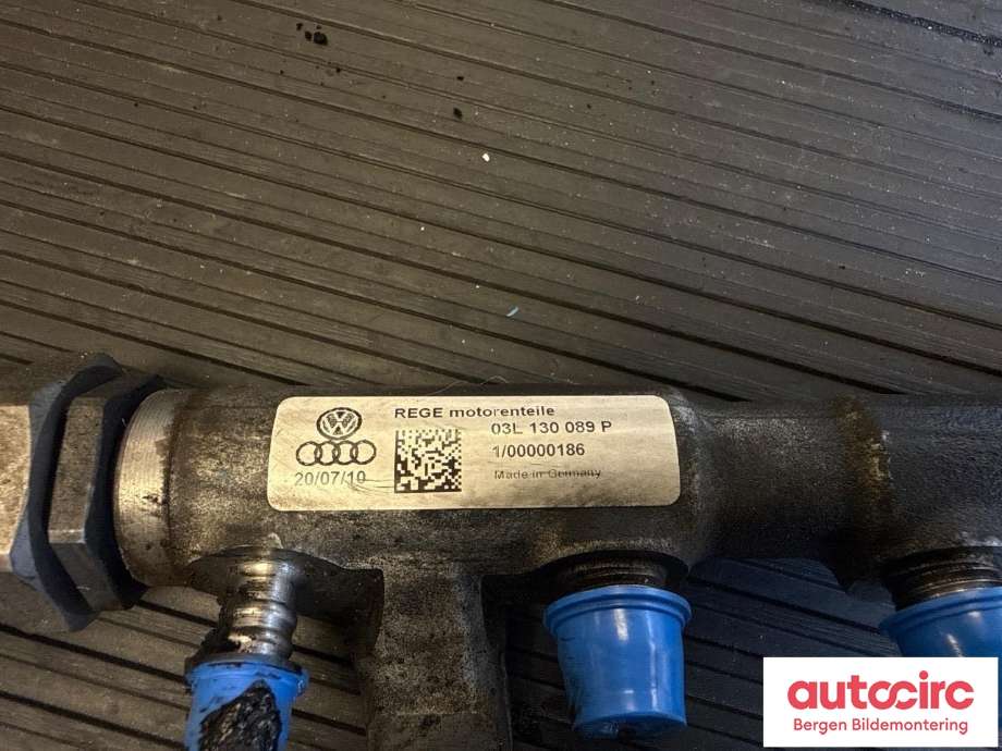 Dyseskinne (fuelrail) til Škoda Superb 2008-2015 (Type II)  (SKODA|03L 130 089 P|)
