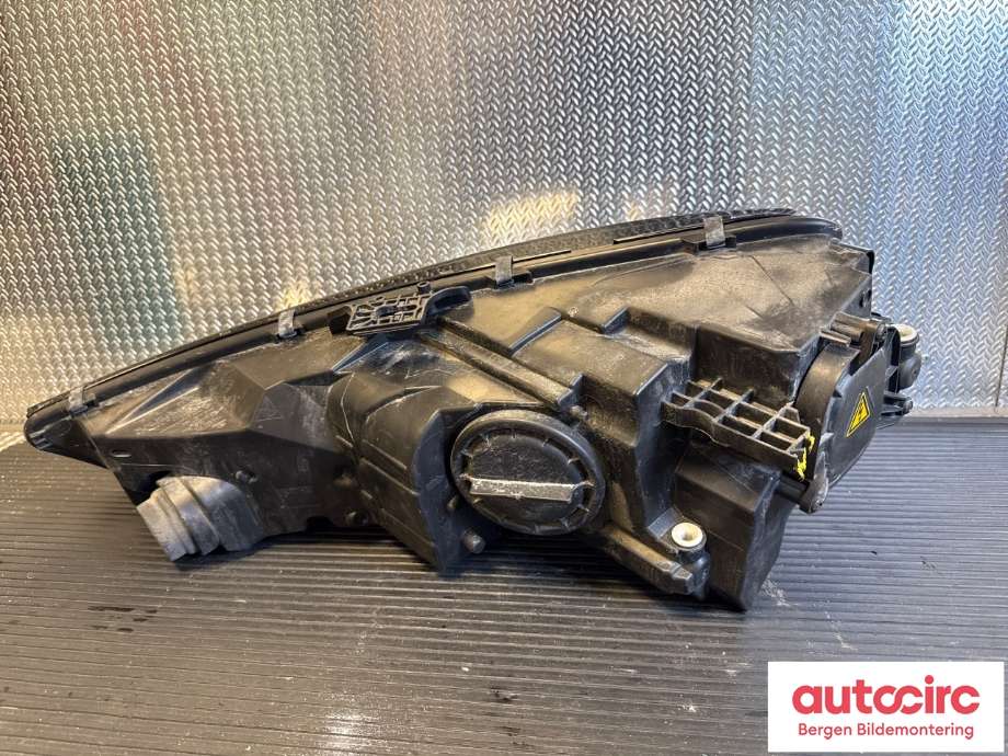 Frontlykt høyre halogen til Audi A4 2015-2019 (Type V, Fase 1) (B9) (B9) (AUDI|8W0 941 044|)