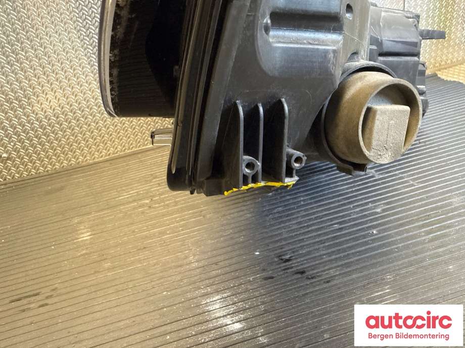 Frontlykt høyre halogen til Audi A4 2015-2019 (Type V, Fase 1) (B9) (B9) (AUDI|8W0 941 044|)