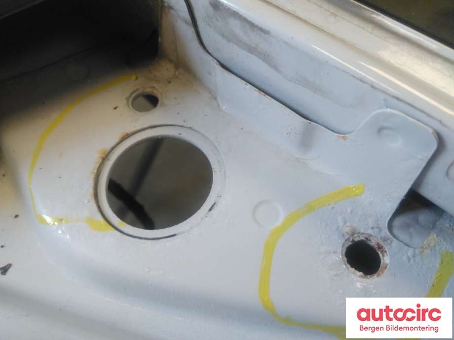 Dør høyre foran til BMW 3-Serie 2005-2011 (E90/E91/E92/E93) (E90/E91/E92/E93) (BMW|41 51 5 A2A 386|)