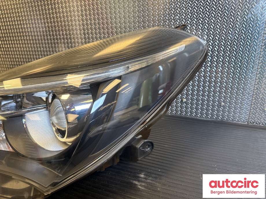 Frontlykt venstre halogen til Toyota Yaris 2014-2020 (Type III, Fase 2)  (TOYOTA|811700DA50|)