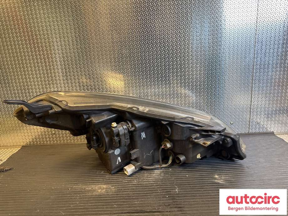 Frontlykt venstre halogen til Toyota Yaris 2014-2020 (Type III, Fase 2)  (TOYOTA|811700DA50|)