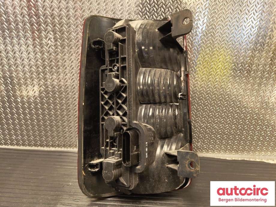 Baklykt høyre til VW Caddy 2010-2015 (Type III, Fase 2)  (VOLKSWAGEN|2K5 945 096 K|2K5 945 096 Q|)