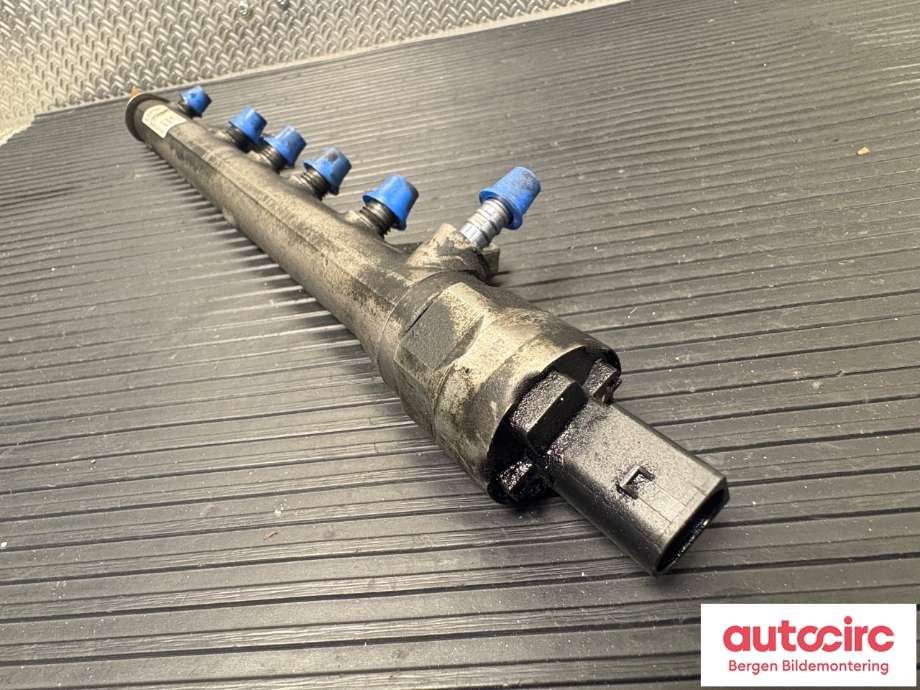 Dyseskinne (fuelrail) til VW Touran 2010-2015 (Type I, Fase 3)  (VOLKSWAGEN|03L 130 089 B|)