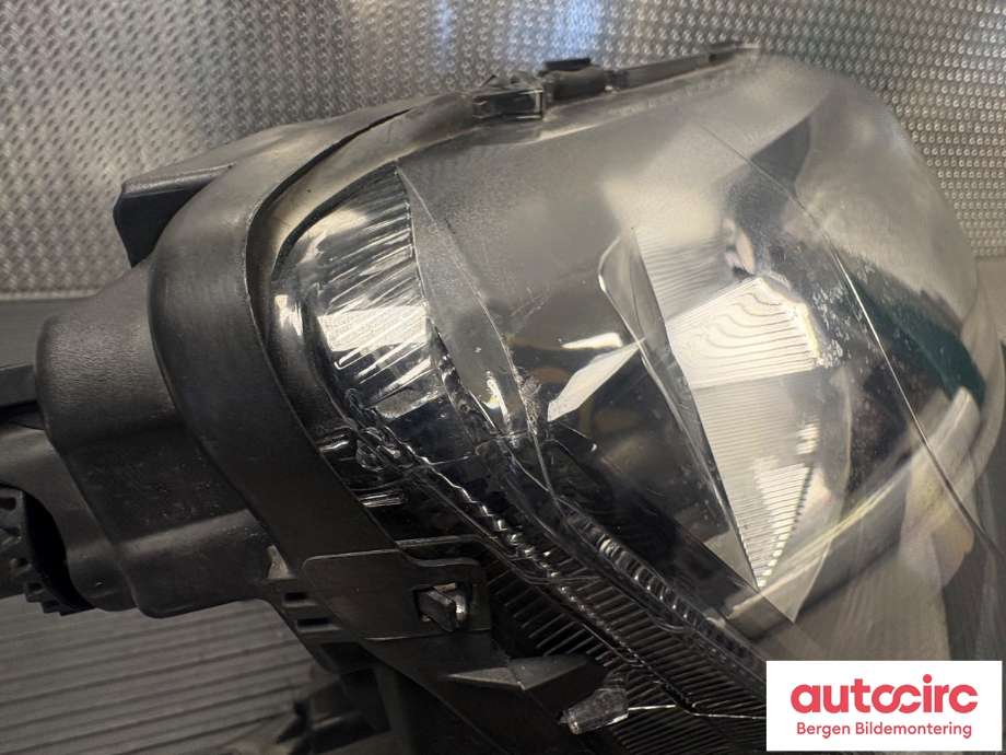 Frontlykt høyre halogen til Škoda Rapid 2012-2019  (SKODA|5JB 941 018|)