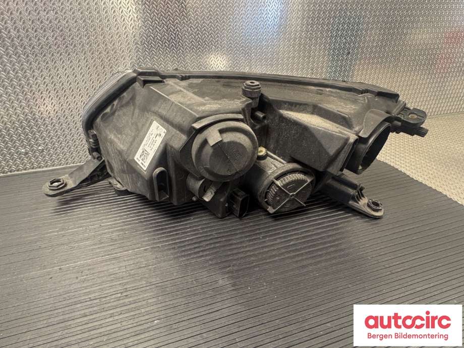 Frontlykt høyre halogen til Škoda Rapid 2012-2019  (SKODA|5JB 941 018|)