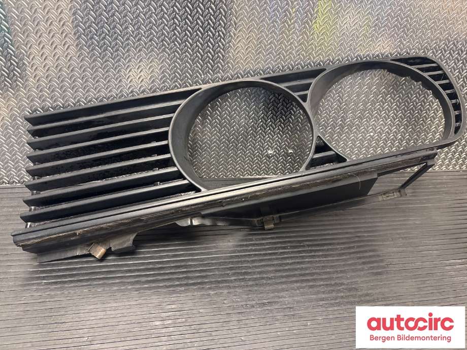 Grill høyre til BMW 3-Serie, 1983-1993 (E30) (E30) (BMW|51 13 1 876 092)