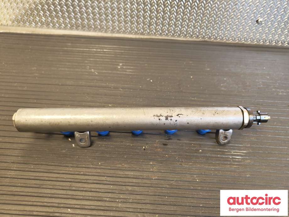 Dyseskinne (fuelrail) til Mercedes Vito 2014-->> (W447) (W447) (MERCEDES|A 626 070 00 95|)
