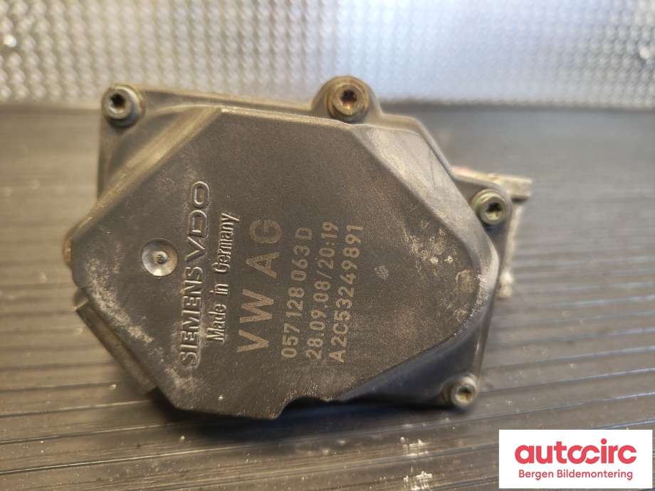 Spjeldhus til Audi A8 2003-2010 (Type II)  (AUDI|057 128 063 D|)