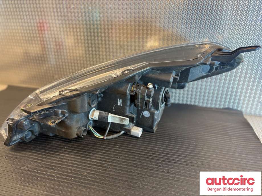 Frontlykt høyre halogen til Toyota Yaris 2012-2014 (Type III, Fase 1)  (TOYOTA|811300DA50|)