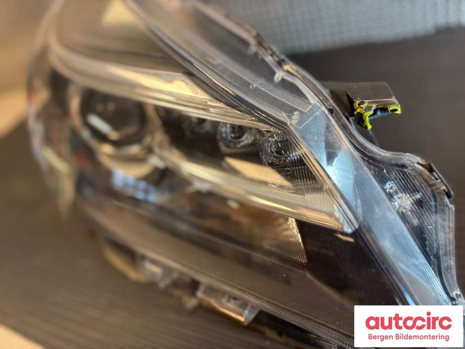 Frontlykt høyre halogen til Toyota Yaris 2012-2014 (Type III, Fase 1)  (TOYOTA|811300DA50|)