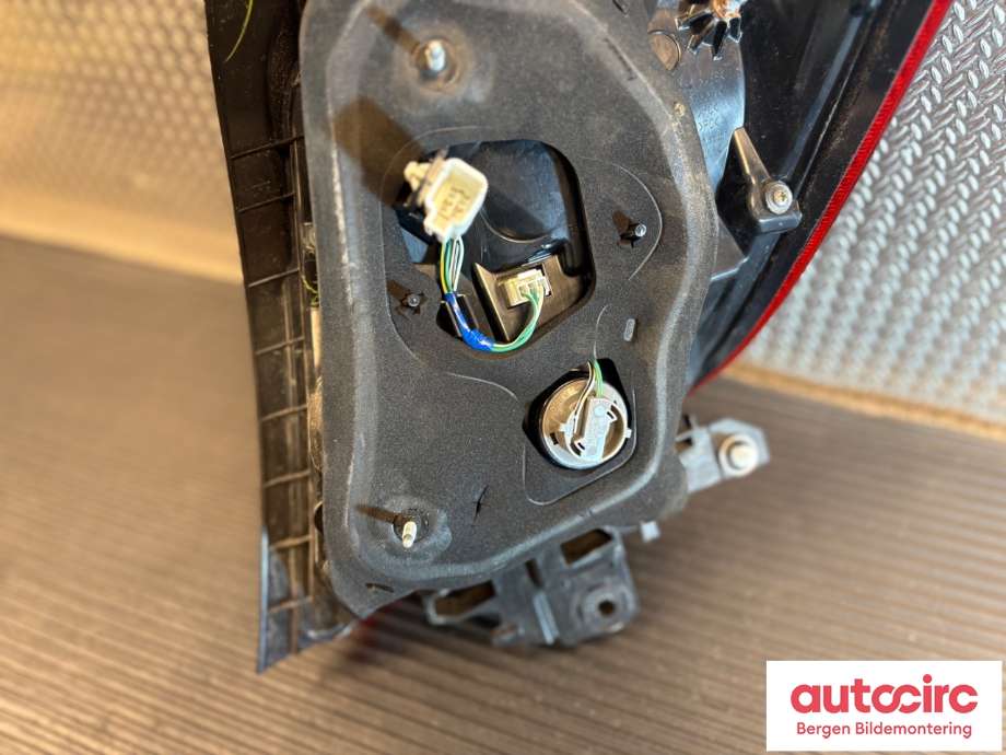 Baklykt venstre til Toyota Yaris 2012-2014 (Type III, Fase 1)  (TOYOTA|815610D610|)