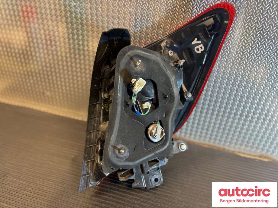 Baklykt venstre til Toyota Yaris 2012-2014 (Type III, Fase 1)  (TOYOTA|815610D610|)