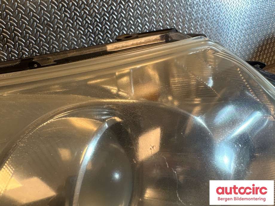 Frontlykt høyre halogen til Toyota Avensis 2009-2015 (Type III, Fase 1)  (TOYOTA|8113005312|8113005311|)