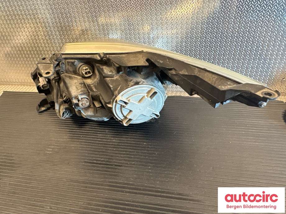 Frontlykt høyre halogen til Toyota Avensis 2009-2015 (Type III, Fase 1)  (TOYOTA|8113005312|8113005311|)